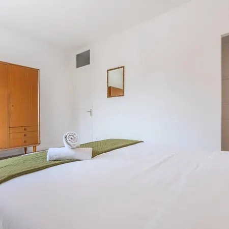 Spacious House With 4 Bedrooms & Garden, Near Tram *