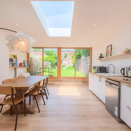 Spacious House With 4 Bedrooms & Garden, Near Tram Guest house *