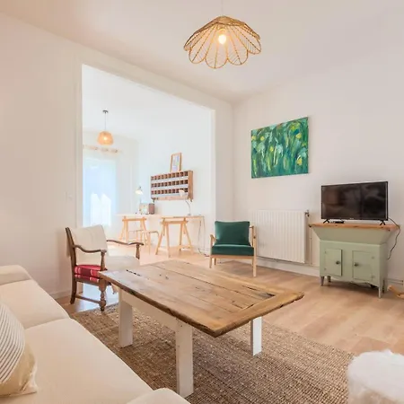 Guest house Spacious House With 4 Bedrooms & Garden, Near Tram Mouvaux