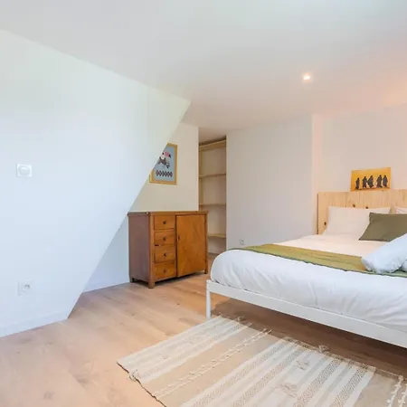 Guest house Spacious House With 4 Bedrooms & Garden, Near Tram Mouvaux